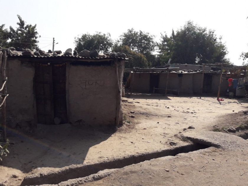 migration of labours in washim | पोटापाण्यासाठी भटकंती: घरांना टाळे , वस्त्या पडल्या ओस 