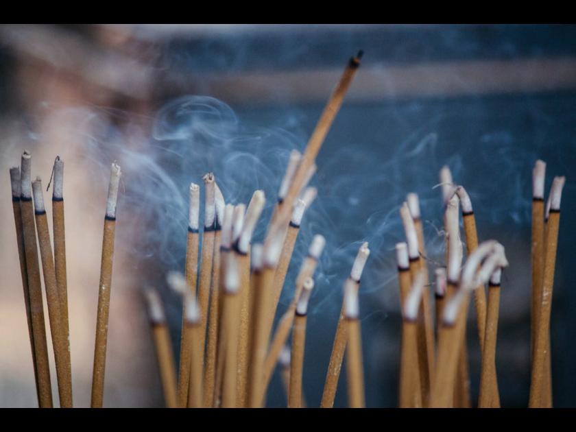 How incense stick is made incense stick factory making Agarbatti instagram viral video | अगरबत्ती कशी तयार केली जाते? फॅक्टरीमधील व्हिडीओमध्ये दिसेल सगळी प्रोसेस