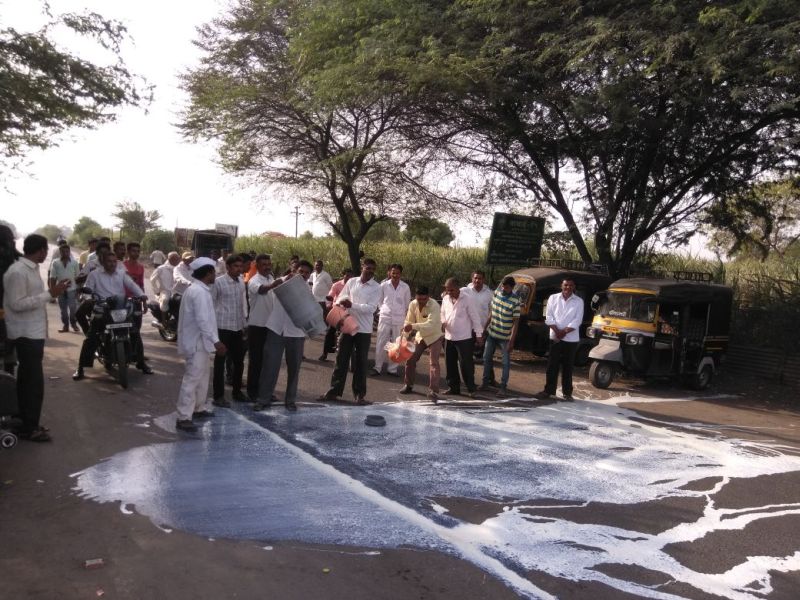 Elgar of milk producers in the state, started agitation in various areas of Maharashtra | राज्यातील दूध उत्पादकांचा एल्गार, विविध भागात आंदोलनाला सुरुवात