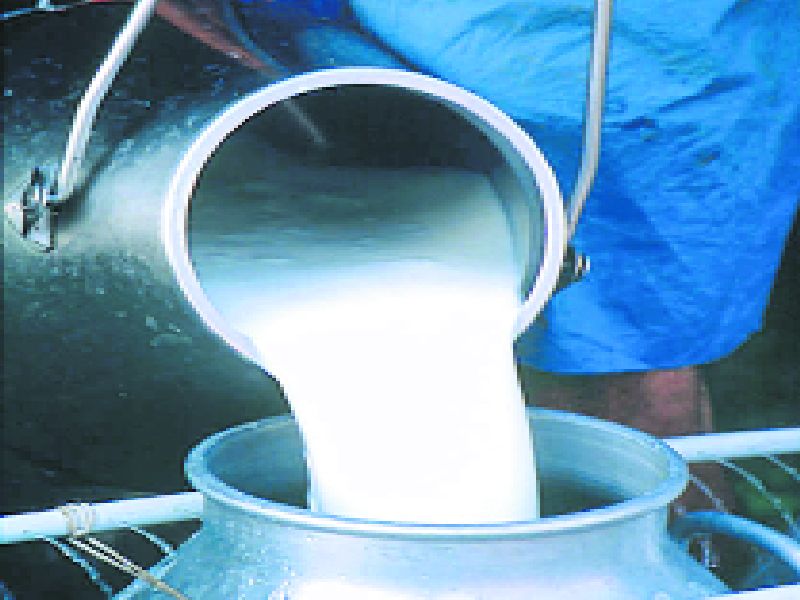 Additional stocks of milk from Thane citizens, milk vendors oppose corona test | ठाण्यातील नागरिकांकडून दुधाचा अतिरिक्त साठा, कोरोना चाचणीस दूधविक्रेत्यांचा विरोध
