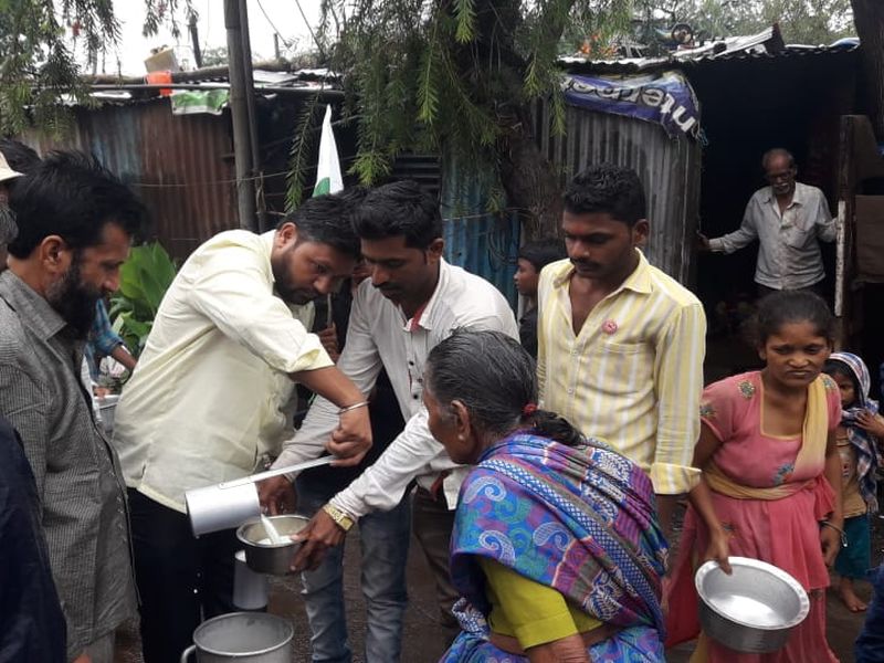 agitators distributes milk for free in schools and villages | कुठे वारकऱ्यांना मोफत दूध; तर कुठे विद्यार्थ्यांमध्ये दुधाचं वाटप; आंदोलकांकडून दूध सत्कारणी