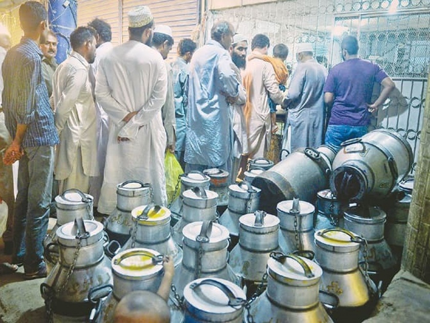 Dairy farmers in Karachi hike milk price by Rs 23 per litre people buying it for 180 rs | पाकिस्तानात महागाईचा कहर; दूध 180 रुपये लीटर