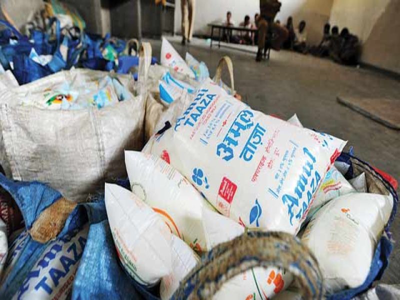 Ban on milk plastic bags will be implemented in one month says environment minister ramdas kadam | 'दुधाच्या प्लॅस्टिक पिशव्यांवरील बंदी एका महिन्यात लागू होणार'