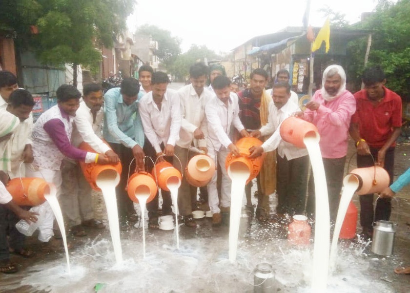 Swabhimani's 'Milk Bandh' movement started in Solapur district | सोलापूर जिल्ह्यात ‘स्वाभिमानी’चे ‘दूध बंद’ आंदोलन पेटले