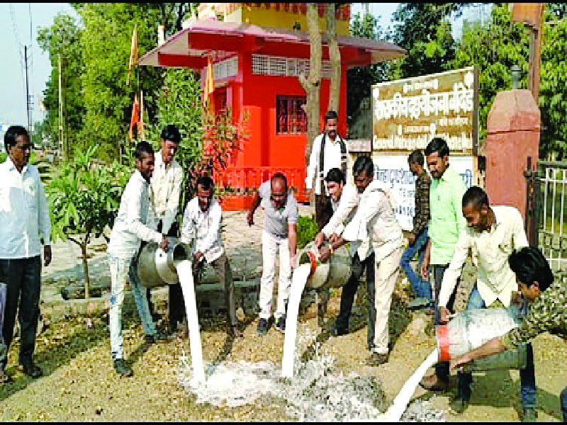Angry farmers threw milk on the road | संतप्त शेतकऱ्यांनी रस्त्यावर फेकले दूध