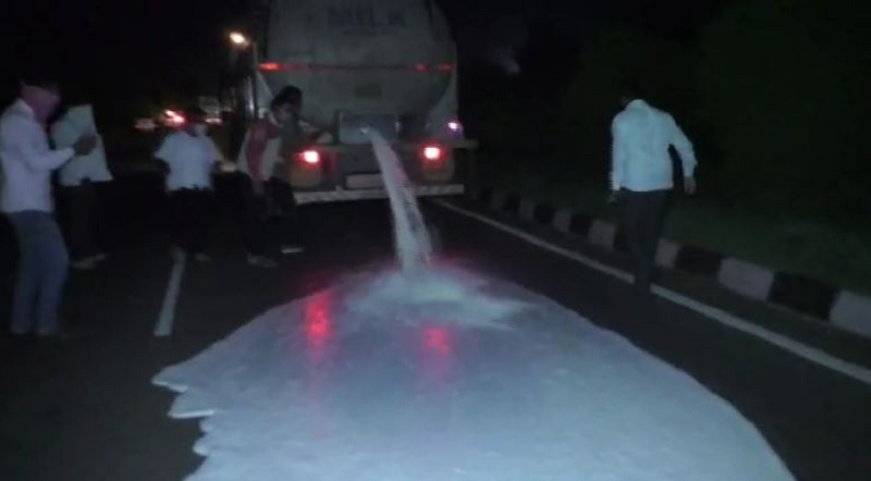 Activists of Swabhimani Shetkari Sanghatana smashed a milk tanker ... | दूध तापलं! स्वाभिमानी शेतकरी संघटनेच्या कार्यकर्त्यांनी दुधाचा टँकर फोडला...