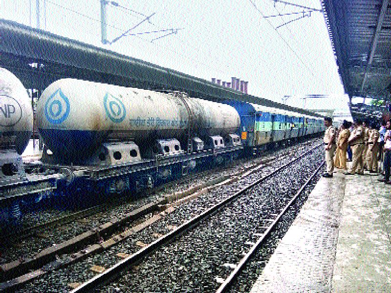 Gujarat's milk comes by rail | गुजरातचे दूध रेल्वेने आले मुंबईला