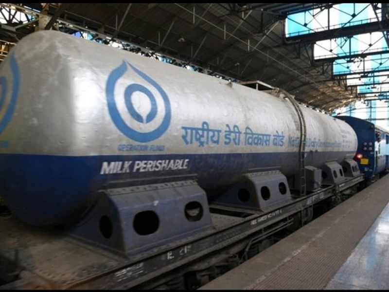 railway going to transport milk to Mumbai from Gujarat | मुंबईकरांची दुधाची तहान भागवण्यासाठी रेल्वे सज्ज