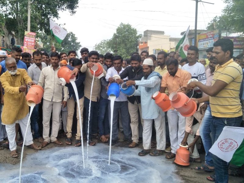 Raju Shetty's milk agitation, demands 5 rupees agree | दूध आंदोलनाला यश, लिटरमागे २५ रुपये दर; मुख्यमंत्री, गडकरींच्या बैठकीत निर्णय