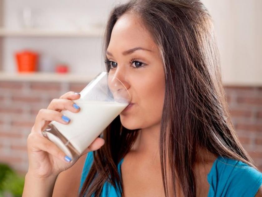 Weight loss diet : Does milk make you fat? | दुधामुळे खरंच वजन वाढतं का? जाणून घ्या दूध आणि वजनाचं कनेक्शन!