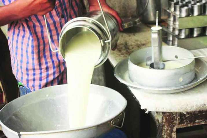 Milk producers in trouble; Rs 2 reduction in purchase price of cow's milk again | दूध उत्पादक अडचणीत; गाईच्या दूध खरेदी दरात पुन्हा दोन रुपयांची कपात