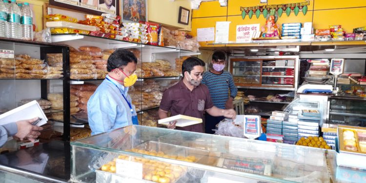 Food and Drug Administration raids Sweetmart and hotels in buldhana | अन्न व औषध प्रशासन मंत्र्यांची धाड, स्वीटमार्ट अन् हॉटेल्समध्ये केली तपासणी 