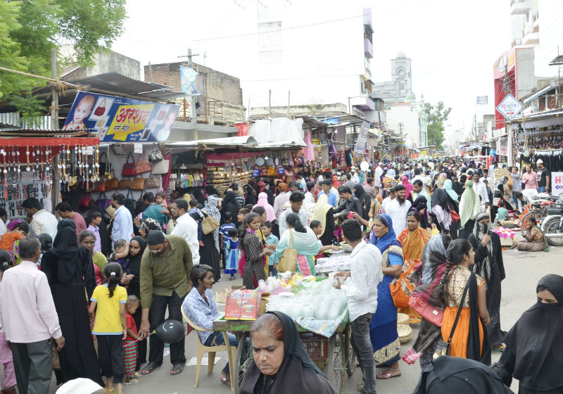 The Meena Bazar of Solapur is going to buy Ramzan Eid | रमजान ईदच्या खरेदीसाठी सोलापूरातील मीना बाजार गजबजला 