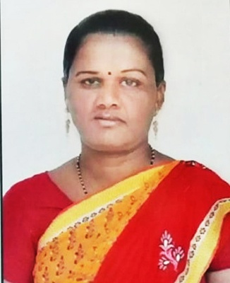 After the death of her husband, Meenakshi Gund passed the SSC examination in Chalishit | पती निधनानंतर चाळिशीत उपळाईतील मीनाक्षी गुंड बारावी परीक्षा उत्तीर्ण