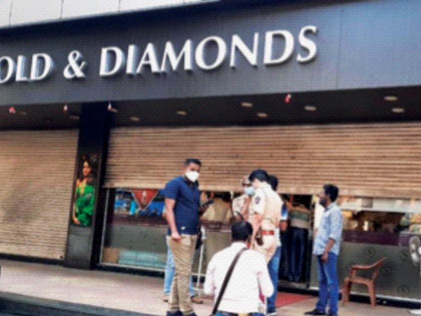 Two crore robbery on jewelers all day in Mira Road | मीरा रोडमध्ये भरदिवसा ज्वेलर्सवर दोन कोटींचा दरोडा