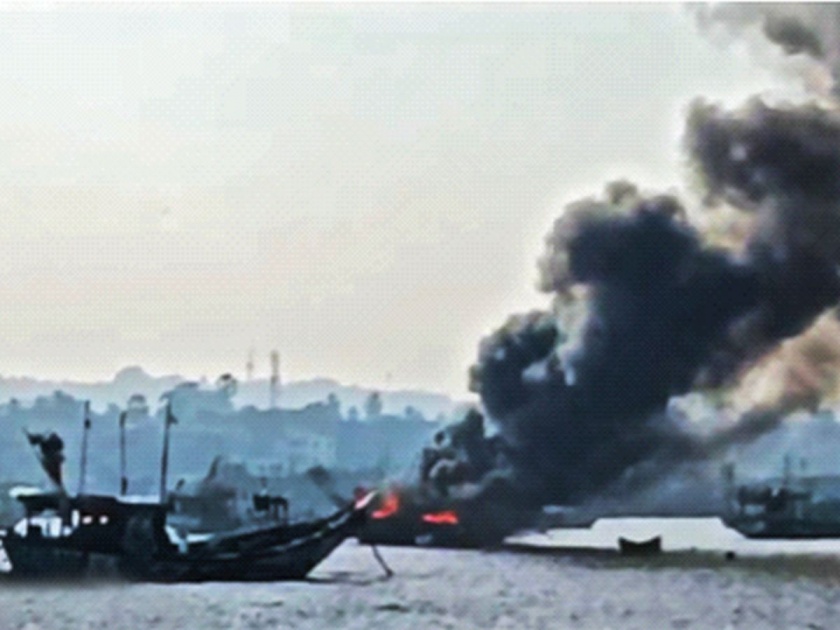 Fisherman's boat gutted in fierce fire; 30 lakhs loss | भीषण आगीत मच्छीमार बोट खाक; ३० लाखांचे नुकसान