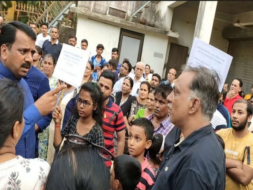 Residents Protest against MLA Mehta | आमदार मेहतांविरोधात रहिवाशांचा उद्रेक, निदर्शने करत केली घोषणाबाजी