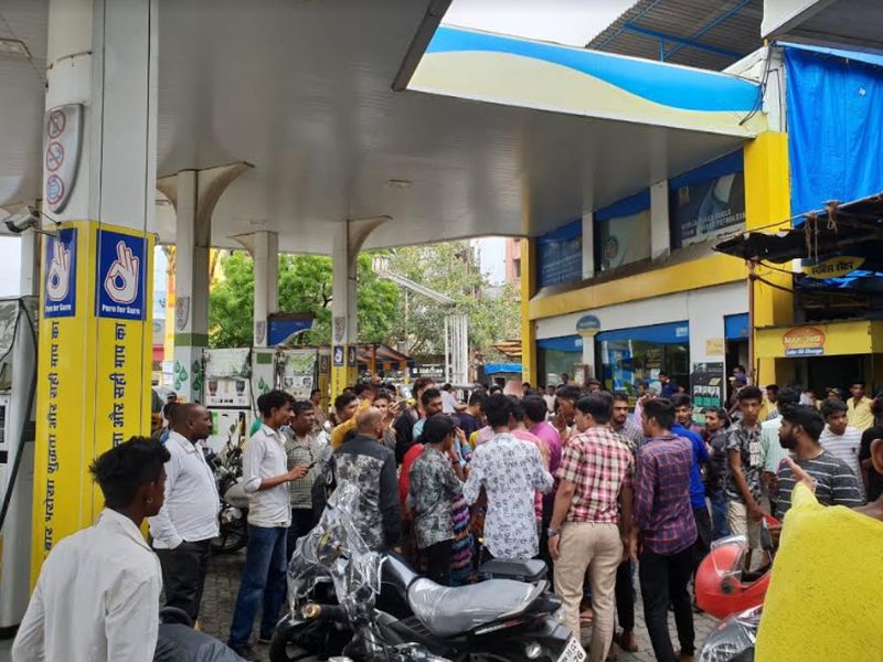 Petrol with water in Mirrored; The customer is angry with the closure of the vehicle | मीरारोड मध्ये पाणी युक्त पेट्रोल; वाहन बंद पडल्यांने ग्राहक संतप्त 