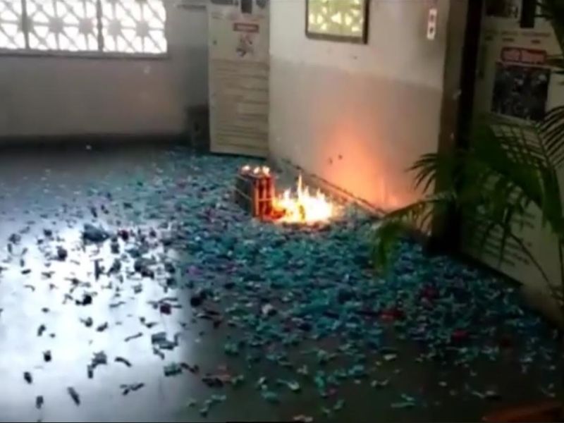 Fire brigade officials at BJP headquarters | भाजपाच्या अतिउत्साही कार्यकर्त्यांमुळे पालिका मुख्यालयात आग