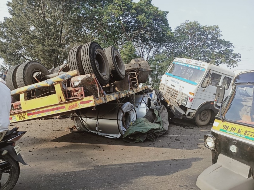 Driver injured in two heavy truck accident in Mirajat | मिरजेत दोन अवजड ट्रकच्या अपघातात चालक जखमी