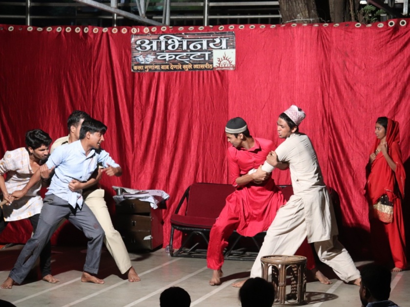 Presentation of "Mirage Dangle" Ekankaika on Thane acting acting: Audiences' spontaneous response | ठाण्यातील अभिनय कट्टयावर "मिरज दंगल" एकांकिकेचे सादरीकरण:प्रेक्षकांचा उत्स्फूर्त प्रतिसाद