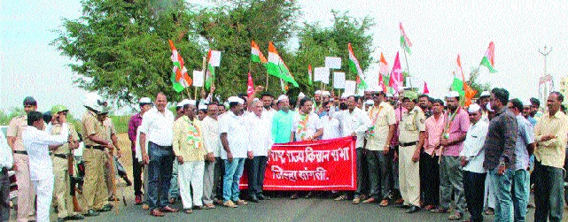  Stop the Congress road to oppose land acquisition, traffic jam on the Miraj-Pandharpur road | भूसंपादनास विरोधासाठी काँग्रेसचा रास्ता रोको मिरज-पंढरपूर रस्त्यावर वाहतूक ठप्प