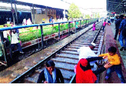 Miraj junction railway station's drought: Central Railway administration ignored | मिरज जंक्शन रेल्वेस्थानकाची दुरवस्था : मध्य रेल्वे प्रशासनाचे दुर्लक्ष