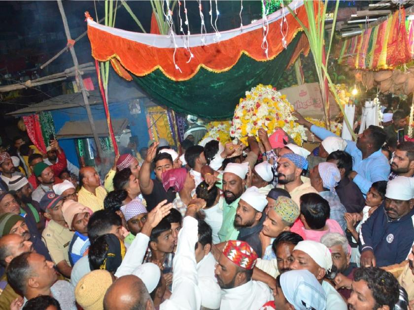 Charamkar Samaj Galef offering to Miraj Dargah; A tradition of Hindu-Muslim unity | मिरज दर्ग्याला चर्मकार समाजाचा मानाचा गलेफ अर्पण; हिंदू-मुस्लिम ऐक्याची परंपरा, उरुसास प्रारंभ