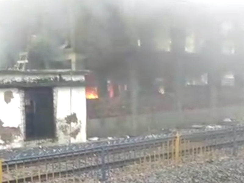 Fire at the ticket house building in the Mira Road station | मीरारोड रेल्वे स्थानकातील निर्माणाधीन तिकीट घराच्या इमारतीला आग