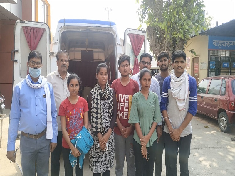 Coroner rescues Maharashtra students from Karnataka | कोरोनामुळे कर्नाटकात अडकलेल्या महाराष्ट्रातील ३५ विद्यार्थ्यांची सुटका