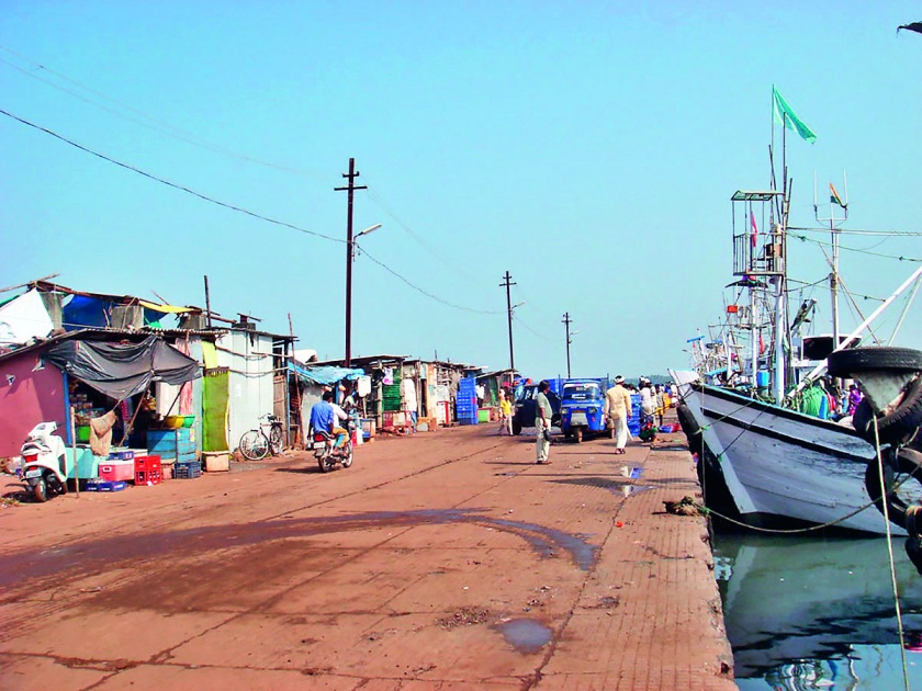 Sea fishing jam; 2 crore loss | सागरी मासेमारी ठप्प; २०० कोटींचे नुकसान- सागरी वाऱ्यांमुळे मच्छीमारी नौका बंदरातच