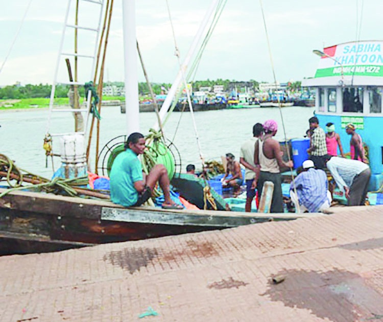 Most violation of fishing ban in Ratnagiri ?, action against ten boats | मासेमारी बंदीचे रत्नागिरीत सर्वाधिक उल्लंघन?, दहा नौकांवर कारवाई