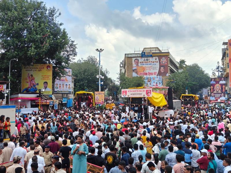 The procession continued on the second day in Pune The sound of DJs on all four streets, the crowd is only activists | पुण्यात दुसऱ्या दिवशीही मिरवणूक सुरूच; चारही रस्त्यावर डीजेचा दणदणाट, गर्दी फक्त कार्यकर्त्यांची