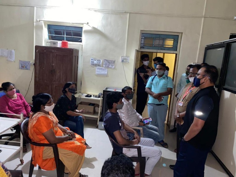 Sudden visit of Pune District Collector dr rajesh deshmukh to vaccination campaign for 75 consecutive hours at 12 noon | Corona Vaccination: पुणे जिल्हाधिकाऱ्यांची सलग ७५ तास लसीकरण मोहिमेला रात्री १२ वाजता अचानक भेट