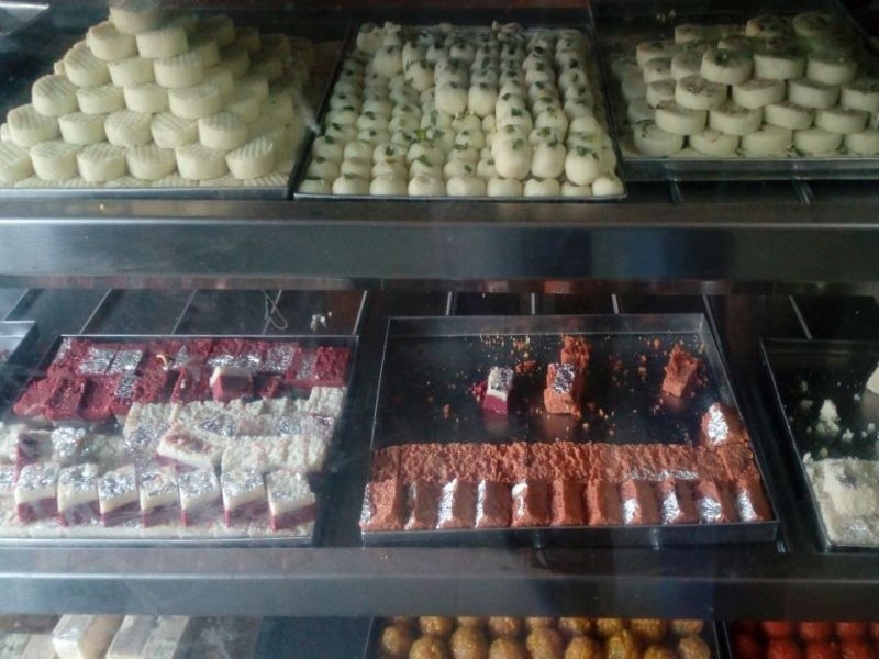 Ban on sale of non-expired sweets | ंमुदतबाह्य मिठाई विक्रीवर बंदी