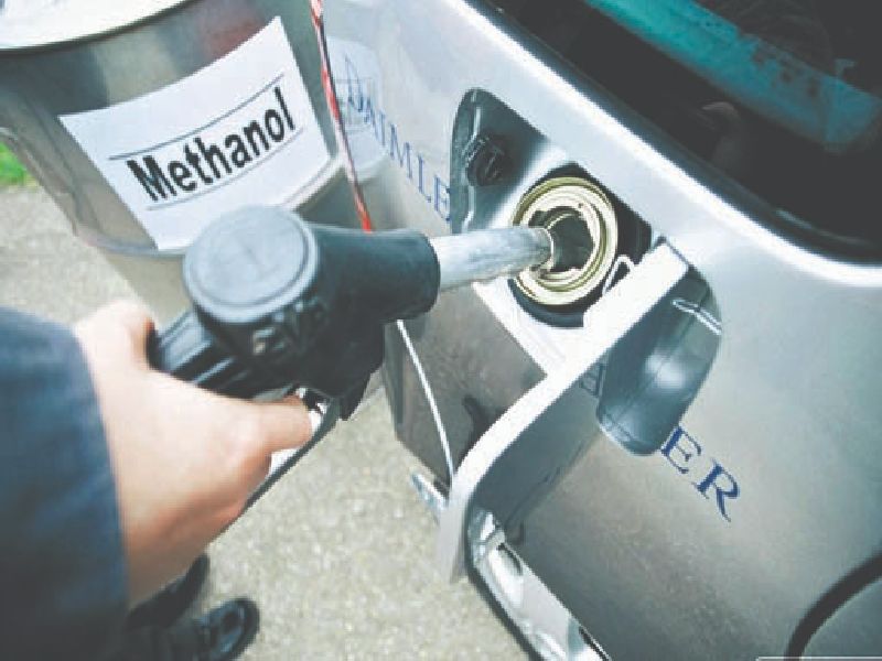 Niti Aayog may test-drive plan to run petrol cars on 15% methanol | मिथेनॉल मिश्रित पेट्रोलसाठी नीती आयोग आग्रही, पण...