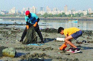 The youth took initiative to clean the Mithi river | मिठी नदीच्या स्वच्छतेसाठी तरुणाईने घेतला पुढाकार