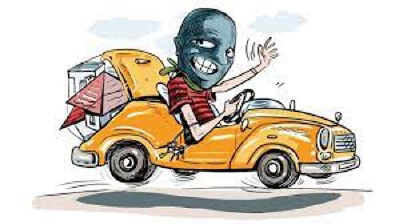 thief fled in a car in front of the owner | ते थांब.. थांब म्हणून ओरडत राहिले अन् चोरटा डोळ्यादेखत कार घेऊन पळाला!