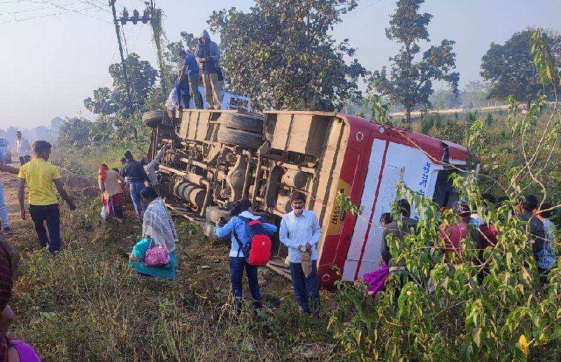bus carrying the 30 passengers overturned in gondia | दुचाकीला वाचवण्याच्या प्रयत्नात बस उलटली, थोडक्यात बचावले प्रवासी
