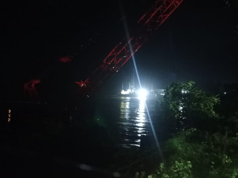 13 workers working at Bahadoli fell into river; Attempts to escape begin | बहाडोली येथे काम करणारे १३ कामगार नदीत फसले; सुटकेसाठी प्रयत्न सुरु