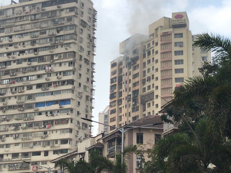 Fire in the building next to Tardeo Bhatia Hospital in Mumbai; 13 vehicles of fire brigade arrived | मुंबईमधील ताडदेव परिसरातील २० मजली इमारतीमध्ये आग; अग्निशमन दलाच्या १३ गाड्या घटनास्थळी दाखल