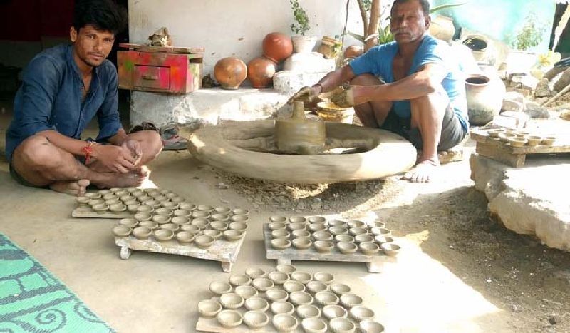 soil lamps are on huge demand for diwali festival | होय, मातीच्या पणत्या वीस रुपयांत डझनभर!