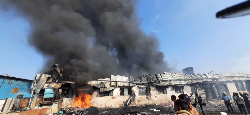 Fire at Uppalwadi Plastic Company in nagpur | उप्पलवाडी प्लास्टिक कंपनीला आग, लाखोंचे साहित्य जळून खाक