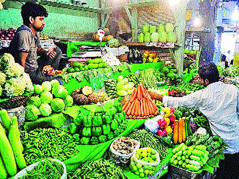 Inflation is falling due to rains in mumbai market | पावसामुळे भाजीपाल्याला बसतेय महागाईची फोडणी