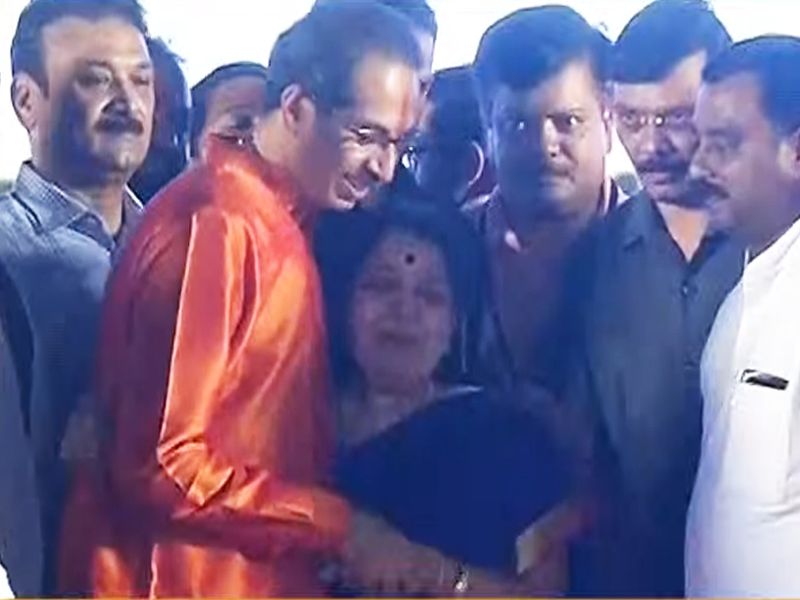 Raj Thackeray's 'Mother' tears after Uddhav thackeray swearing ceremoney | उद्धव ठाकरे शपथविधीः शेवटी रक्ताचच नातं होsss... राज ठाकरेंच्या 'मातोश्रीं'ना अश्रू अनावर, 'CM उद्धव'ही भावूक