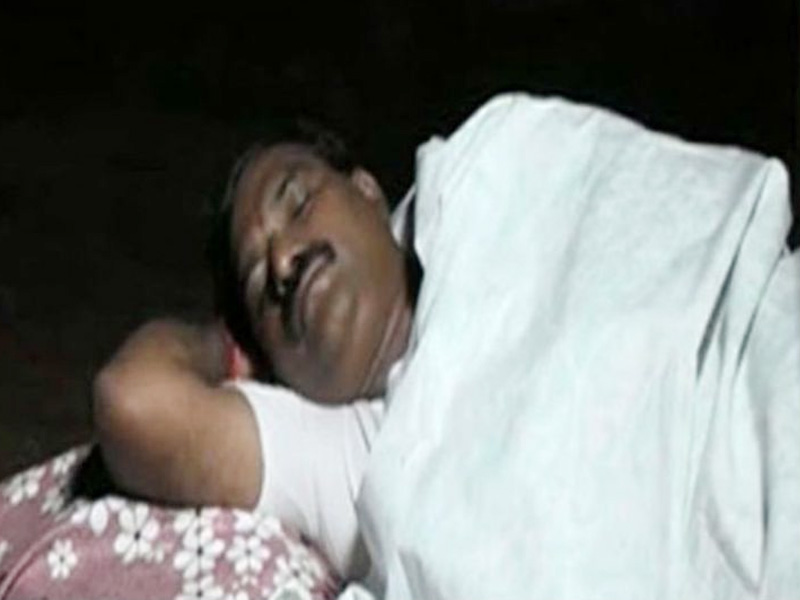 Telugu Desam Party (TDP) MLA sleeps at crematorium to raise confidence among workers | ...म्हणून 'तो' आमदार रात्रभर चक्क स्मशानात झोपला!
