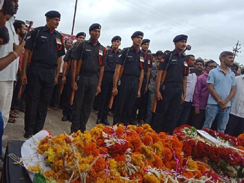 The funeral procession on Nitin Gandhe | सैनिक नितीन गंधे यांच्यावर शासकीय इतमामात अंत्यसंस्कार 