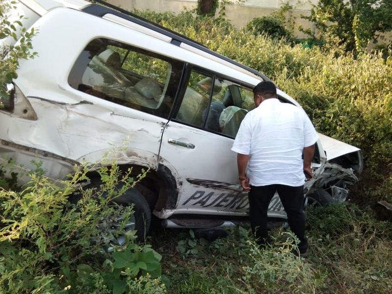Accused killed in truck accident, three injured in accident | ट्रकने कट मारल्यामुळे आमदाराच्या गाडीला अपघात, तिघे जखमी