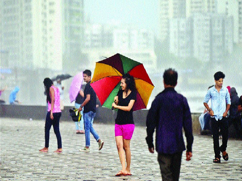 Mumbaikars in monsoon mood | मुंबईकरांचा मान्सून मूड, समुद्रकिनारी केली गर्दी