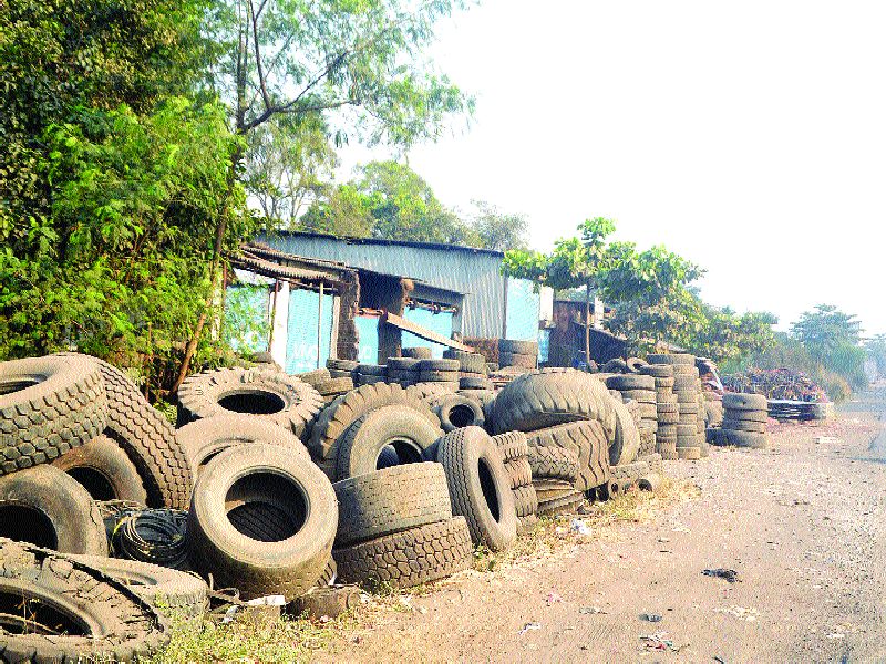     The issue of unauthorized warehouses at Panvel, encroaching on the Ernakulam, Kalamboli-Mumbra road | पनवेलमधील अनधिकृत गोदामांचा प्रश्न ऐरणीवर, कळंबोली-मुंब्रा मार्गावर अतिक्रमण